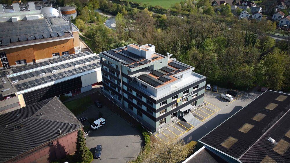 Luftaufnahme mit integrierter Dach- und Fassaden-Photovoltaik.